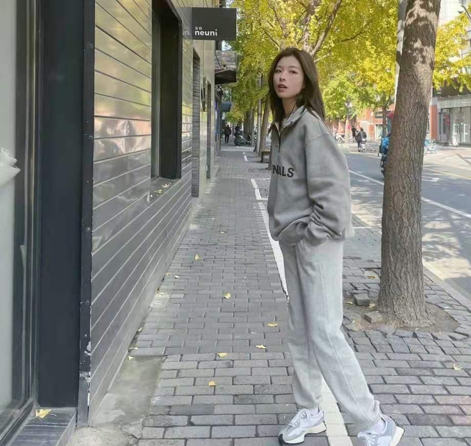 今年流行连帽卫衣内搭洋气又时髦,拉链款宽松版卫衣怎么穿时尚漂亮