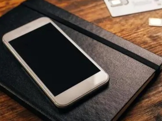 手机放桌上应该正放还是反放,为什么手机放桌上屏幕一定要朝下