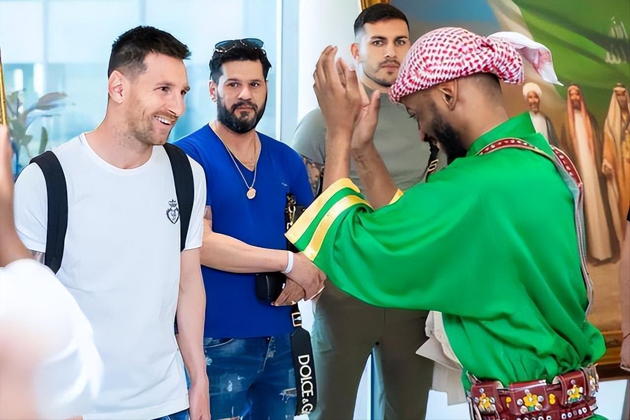 梅西与c罗巅峰对决c罗点球梅开2度,在梅西注视下c罗打破纪录