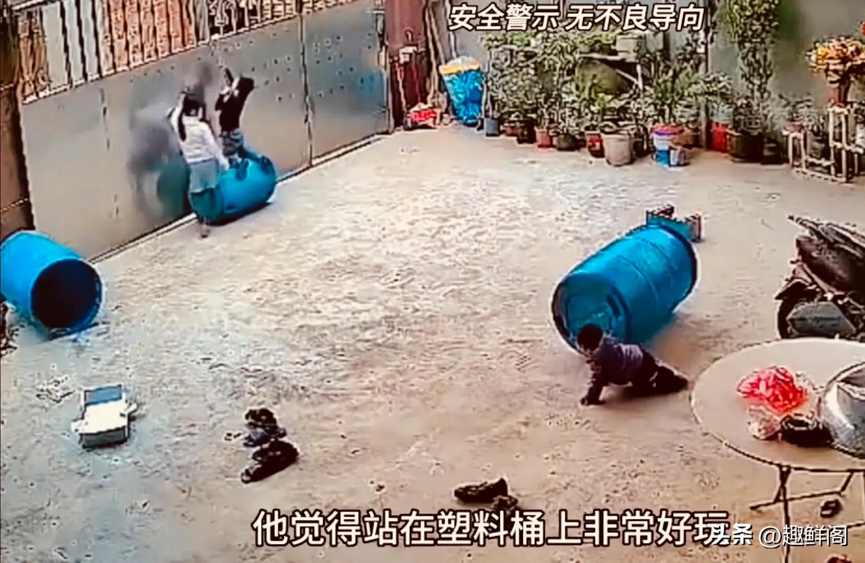 小男孩脖子被绳子挂住,小孩不慎被绳子挂住脖子完整