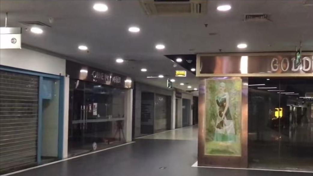 昔日繁华的大街如今空荡荡的,昔日繁华地带如今冷冷清清