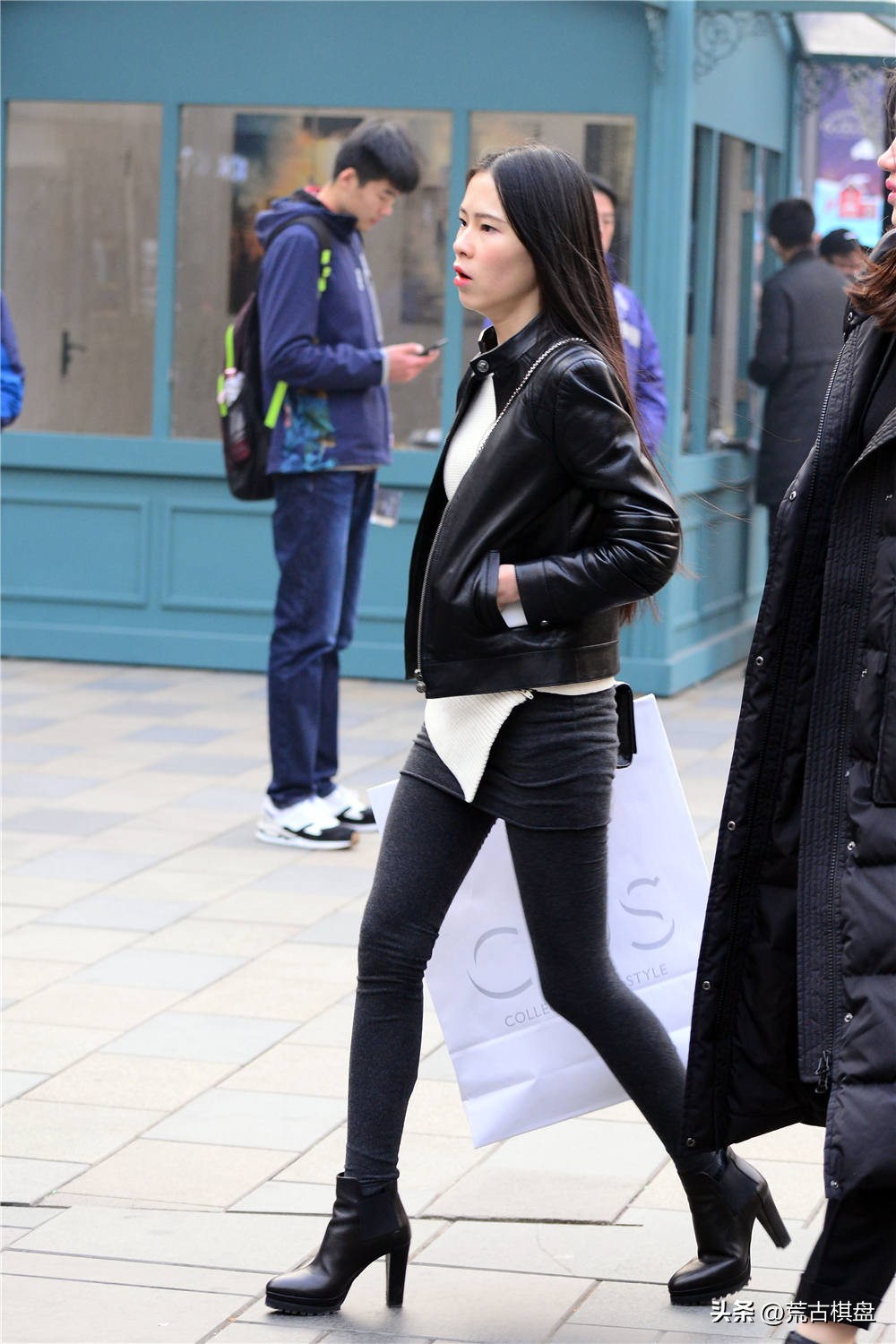 短靴配裙子轻松显气质时尚,穿高跟短靴冬季适合的衣服