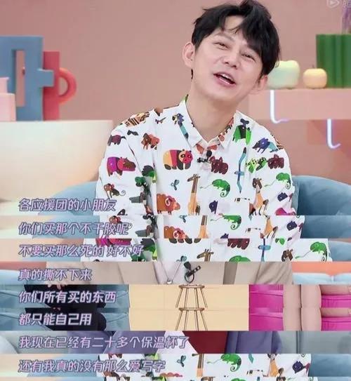 17年努力护着4个兄弟姐妹，最后却都离他而去，何炅老了，也累了