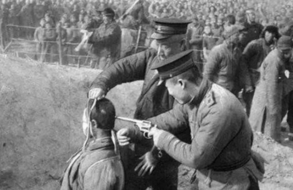 八岁乡下男孩遭遇可怕的一天，赶场路撞土匪，上街目睹杀人全过程