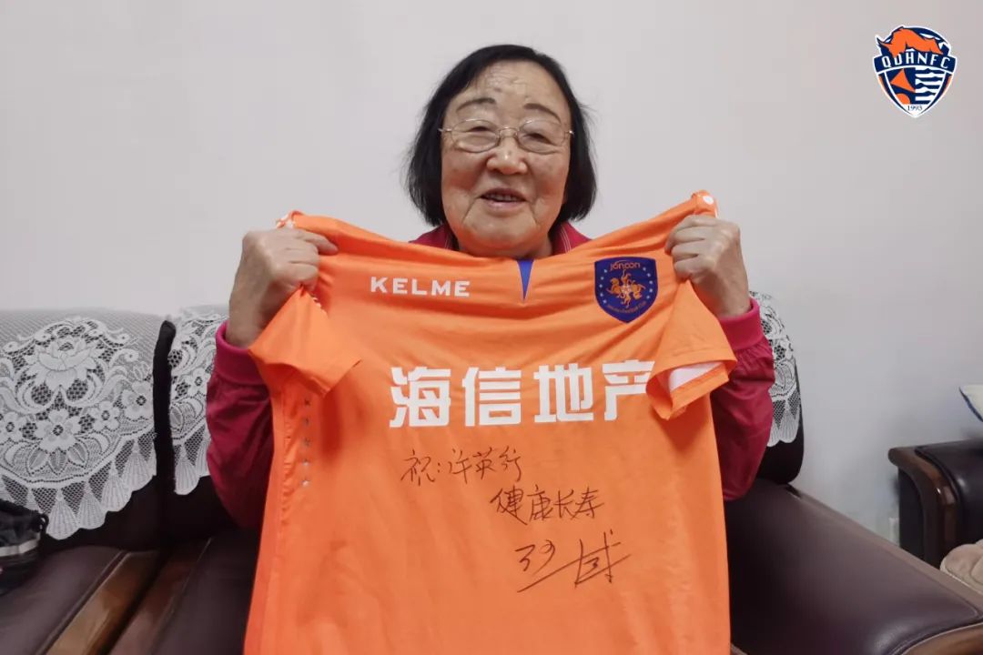 永远的第12人丨许英行奶奶：抗美援朝老英雄与青岛足球的不解之缘