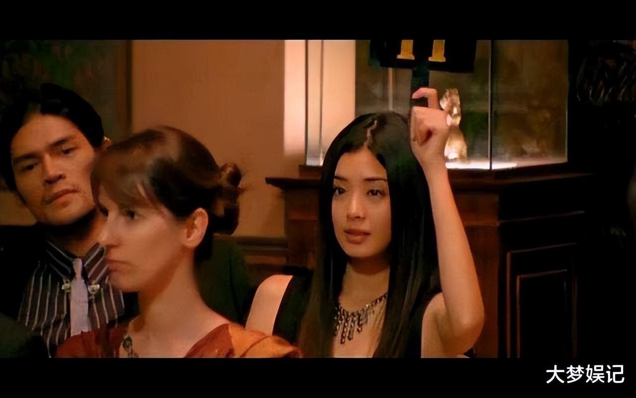 J女郎“低调打工”被认出!没通告慌了:不想当米虫,往事全起底