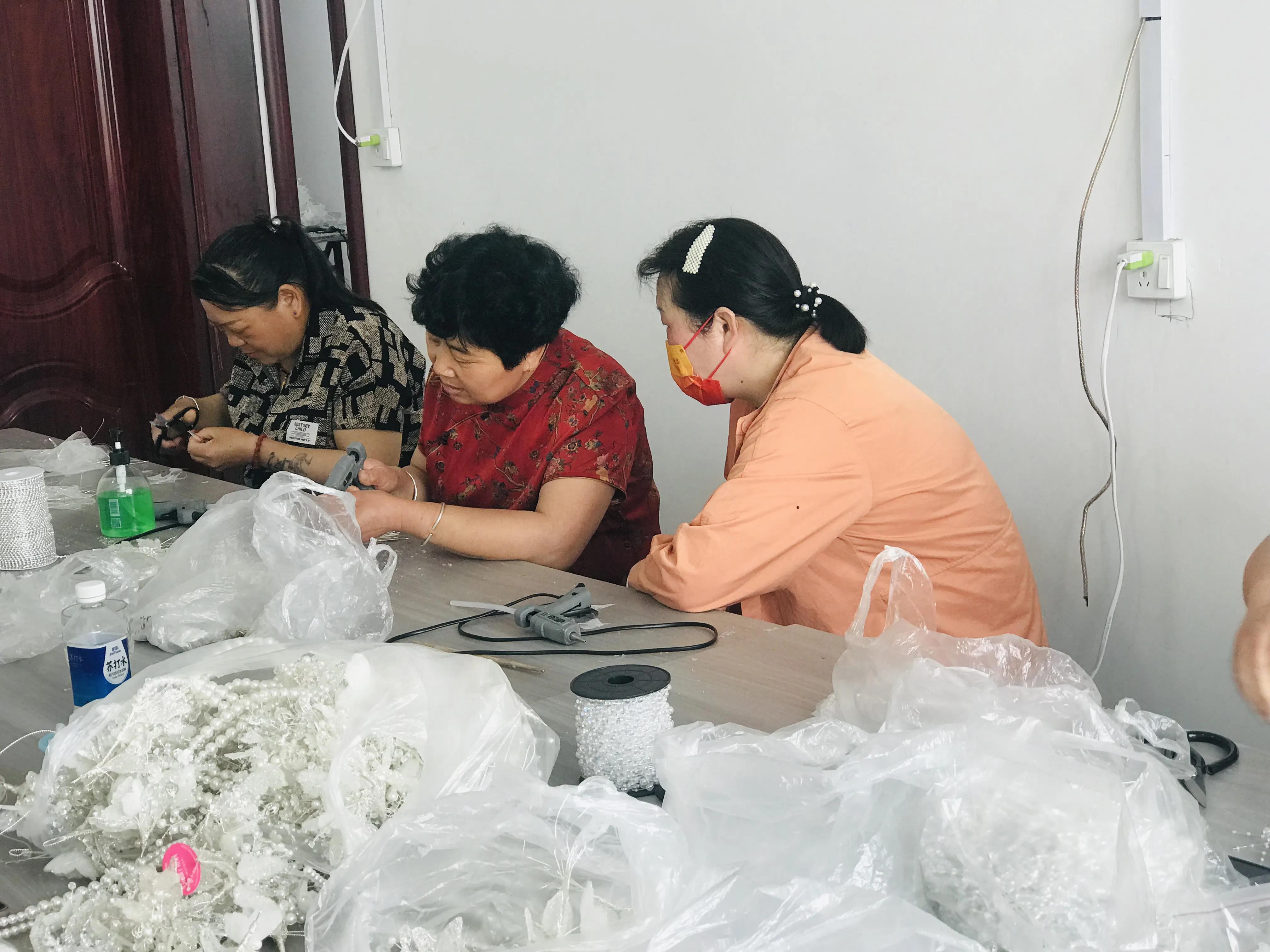 宝丰县石桥镇：头饰加工小产业美丽精致新生活