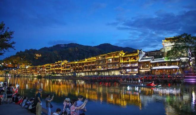 湘西神秘面纱揭秘！凤凰古城VS芙蓉镇，谁才是湖南之最？