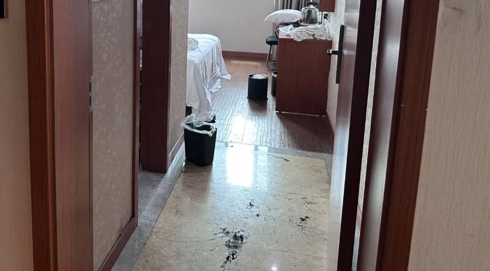 酒店烟雾报警器突然响了一下,房间内烟雾报警器突然响起来