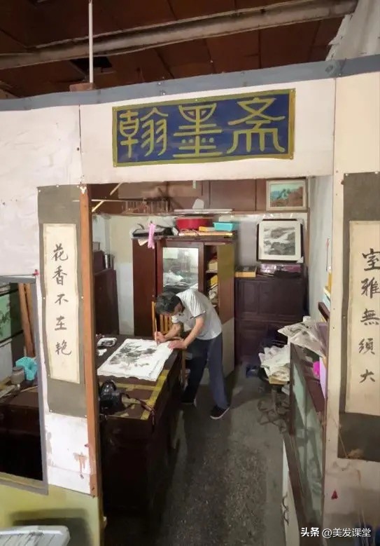 小镇“剃头师傅画家”，他，靠理发谋生，靠画画怡情