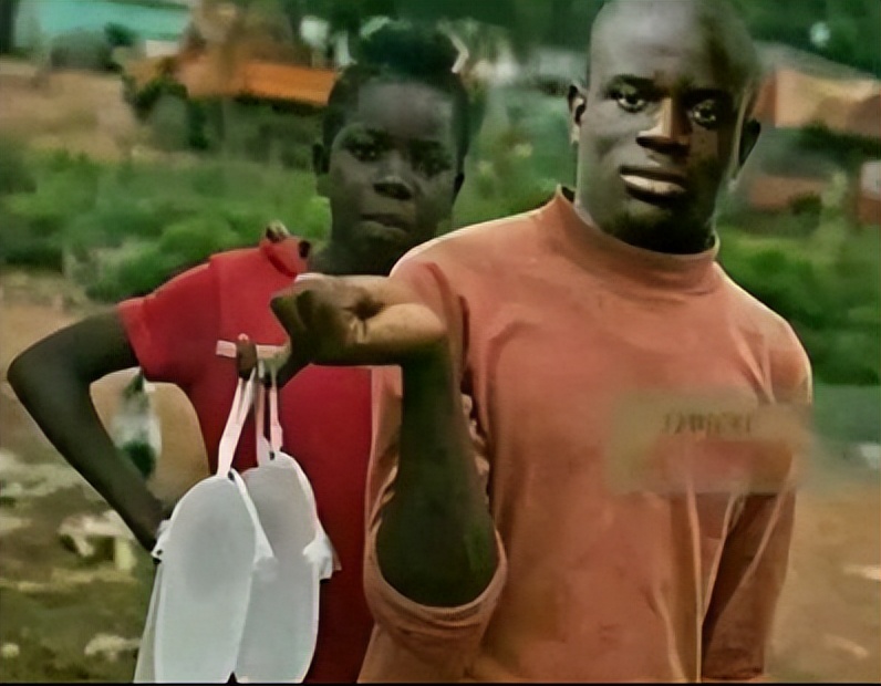 捡垃圾的富豪买豪车,小时候捡垃圾的明星