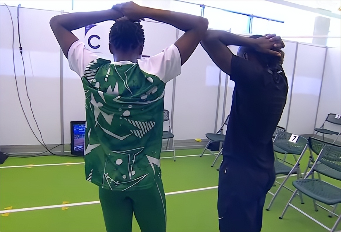 12秒12！世界纪录诞生，非洲名将喜极而泣，央视解说：不可思议