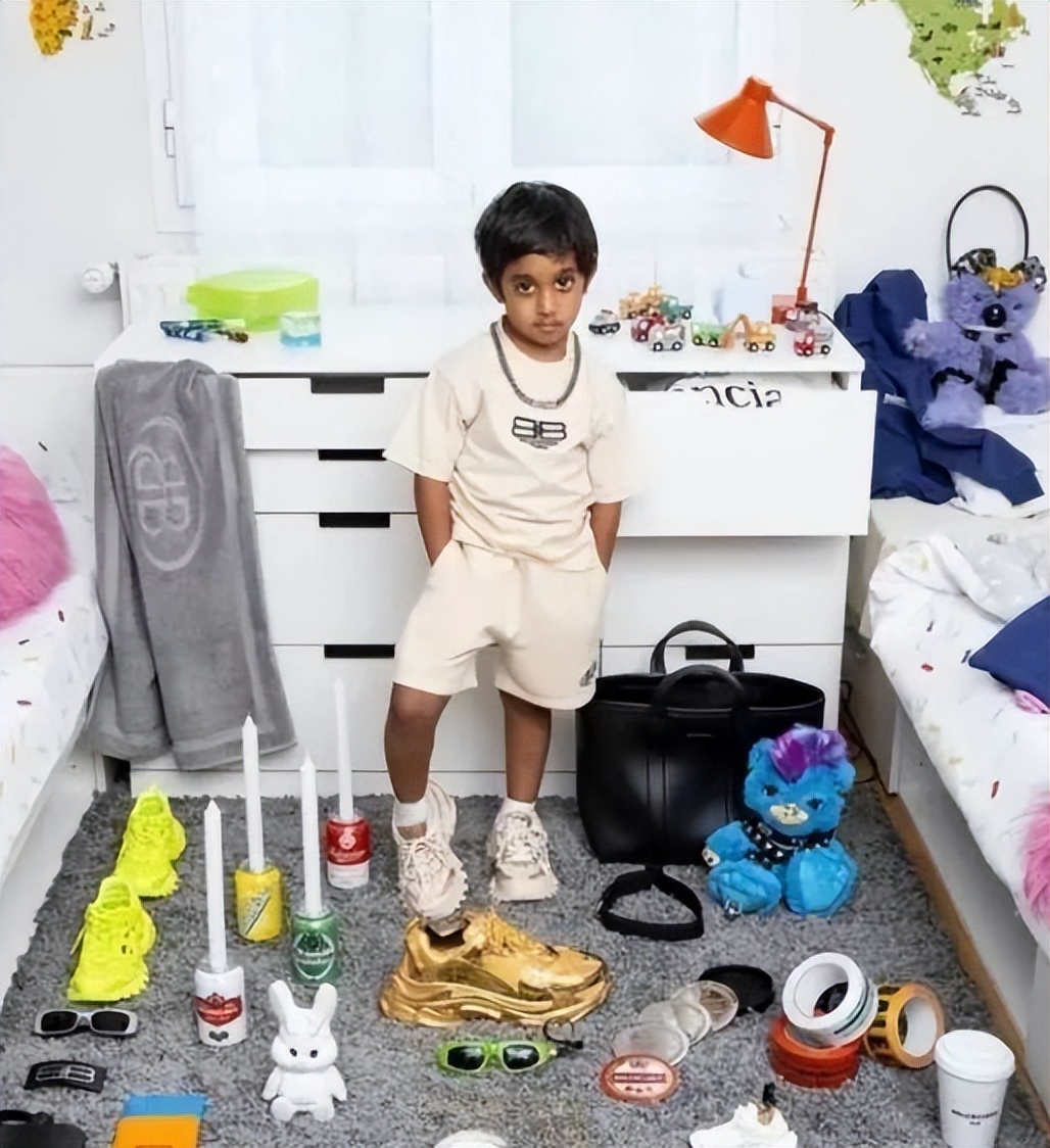 继江南布衣后，巴黎世家再现不雅“童模”：成年人都没眼看