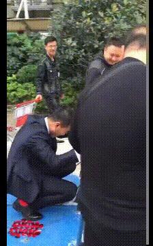 姑娘看起来外表美丽，其实裤袜已经掉到大腿根了！场面一度很尴尬