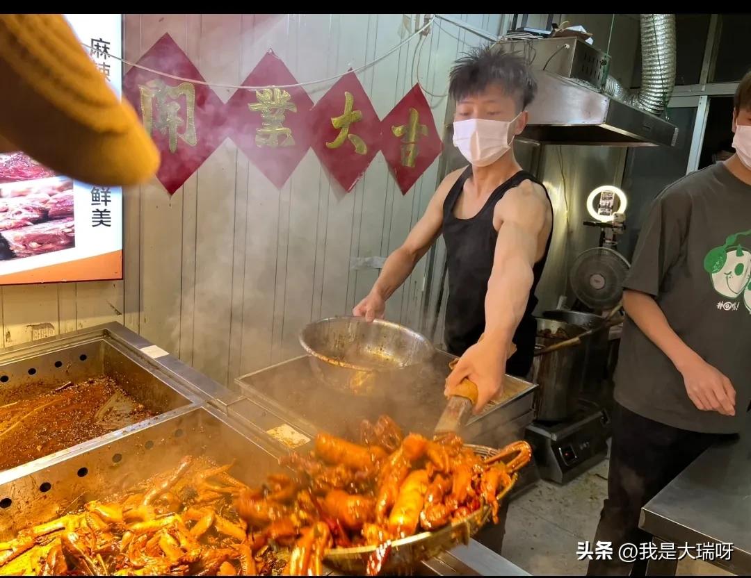 淄博鸭头小哥一天能挣多少钱,淄博鸭头小哥一天卖多少个