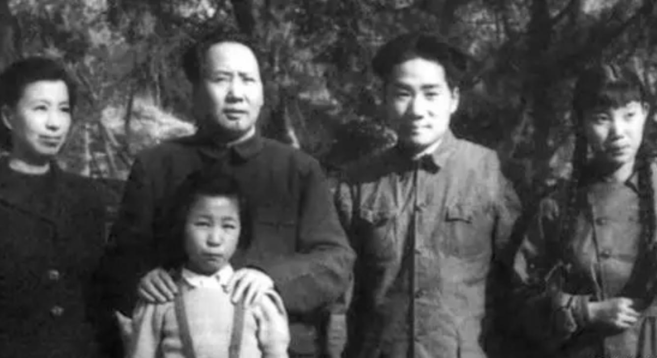 张文秋：毛主席双重亲家，两任丈夫皆烈士，02年身披*旗国**安详长眠