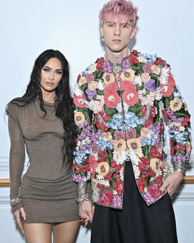 梅根年轻时穿搭,梅根穿耀眼拖地红裙