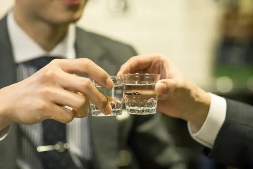 酒桌上敬酒技巧书籍,酒桌上的敬酒的技巧