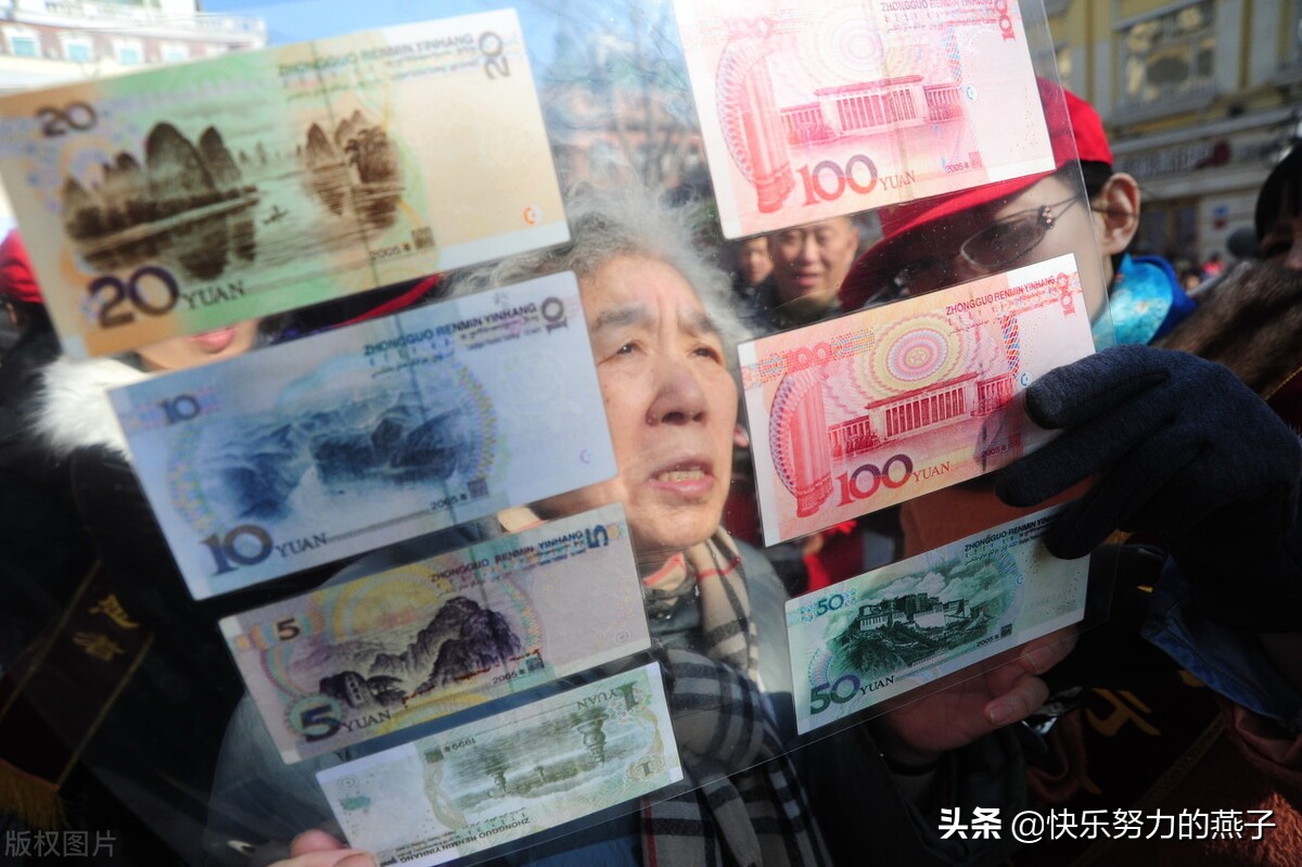 山东有位卖桃老人,连收*币假**,孝顺的女儿悄悄给换掉