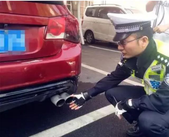 牧马人挂“红塔山”香烟，路人纷纷避让，交警：我肯定要查