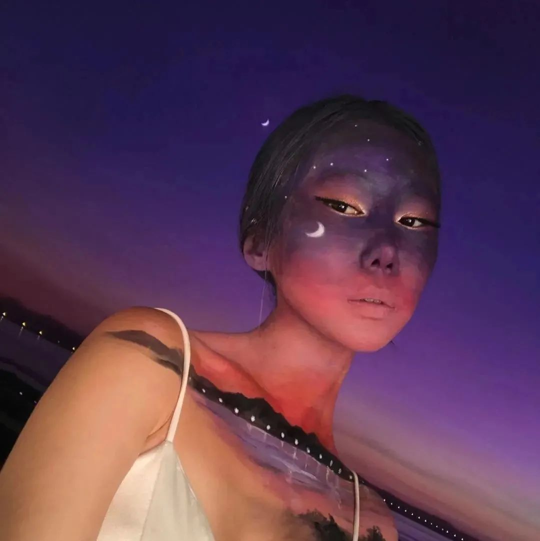 她脱去衣服,在自己皮肤上作画,狂吸63万粉,还能月入百万