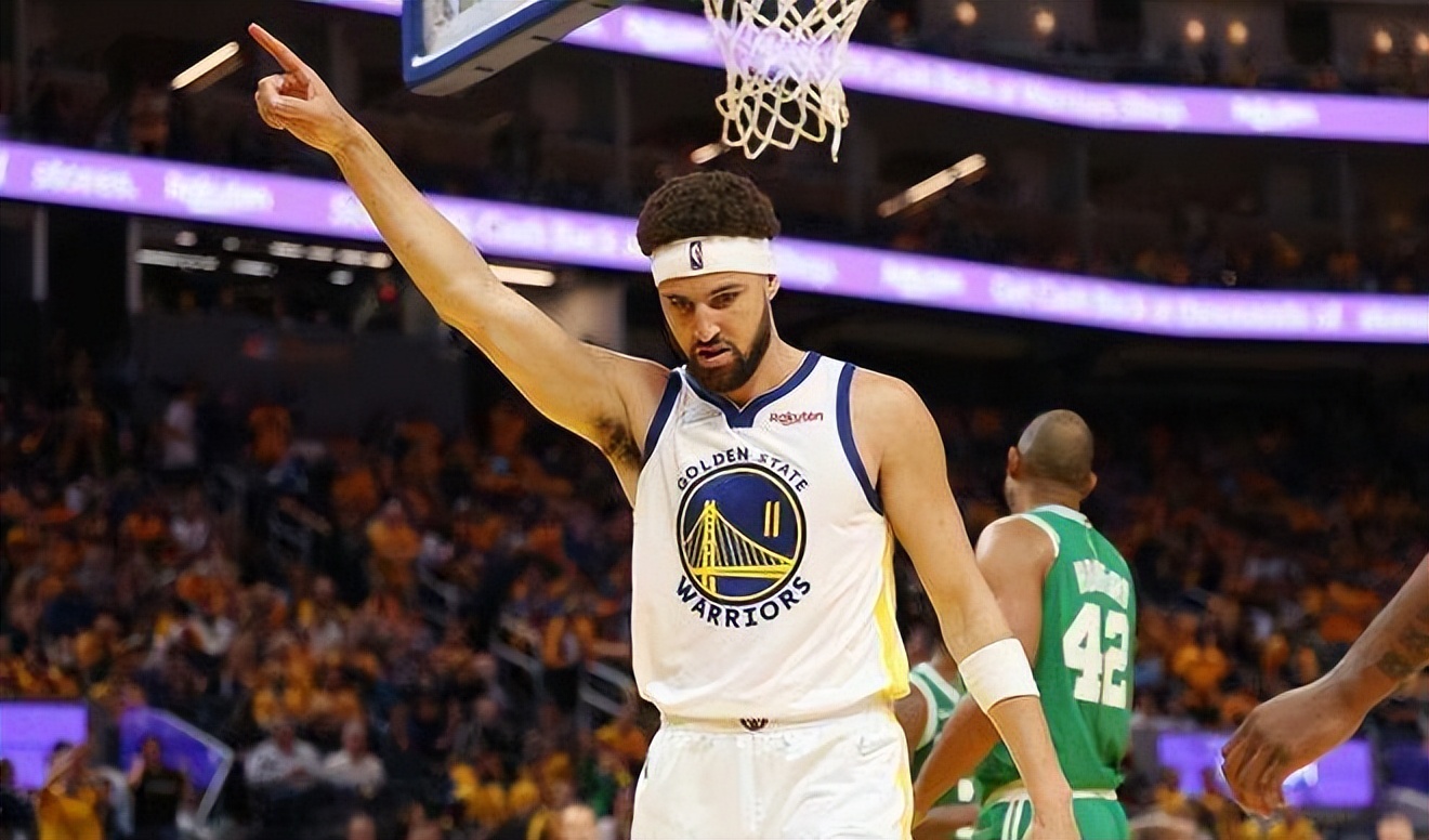 勇士汤普森夺冠游行演讲完整视频,勇士夺冠库里拥抱克莱