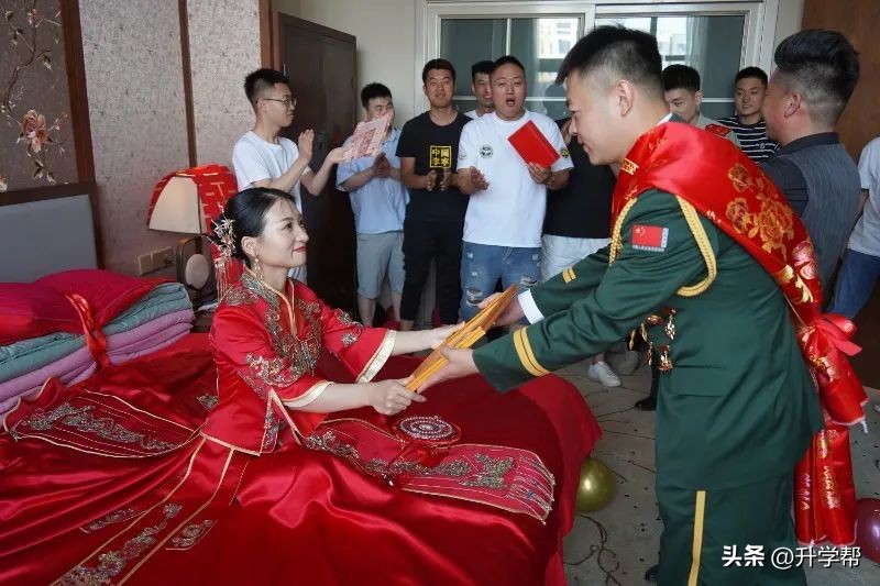军人结婚现场送立功喜报视频大全,军人夫妻穿军装结婚现场送喜报