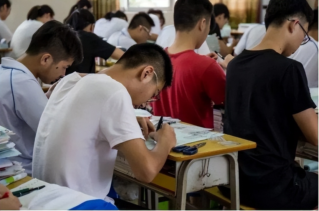 中国高级技工缺2200多万，本科生毕业没工作，技校招生却无人问津