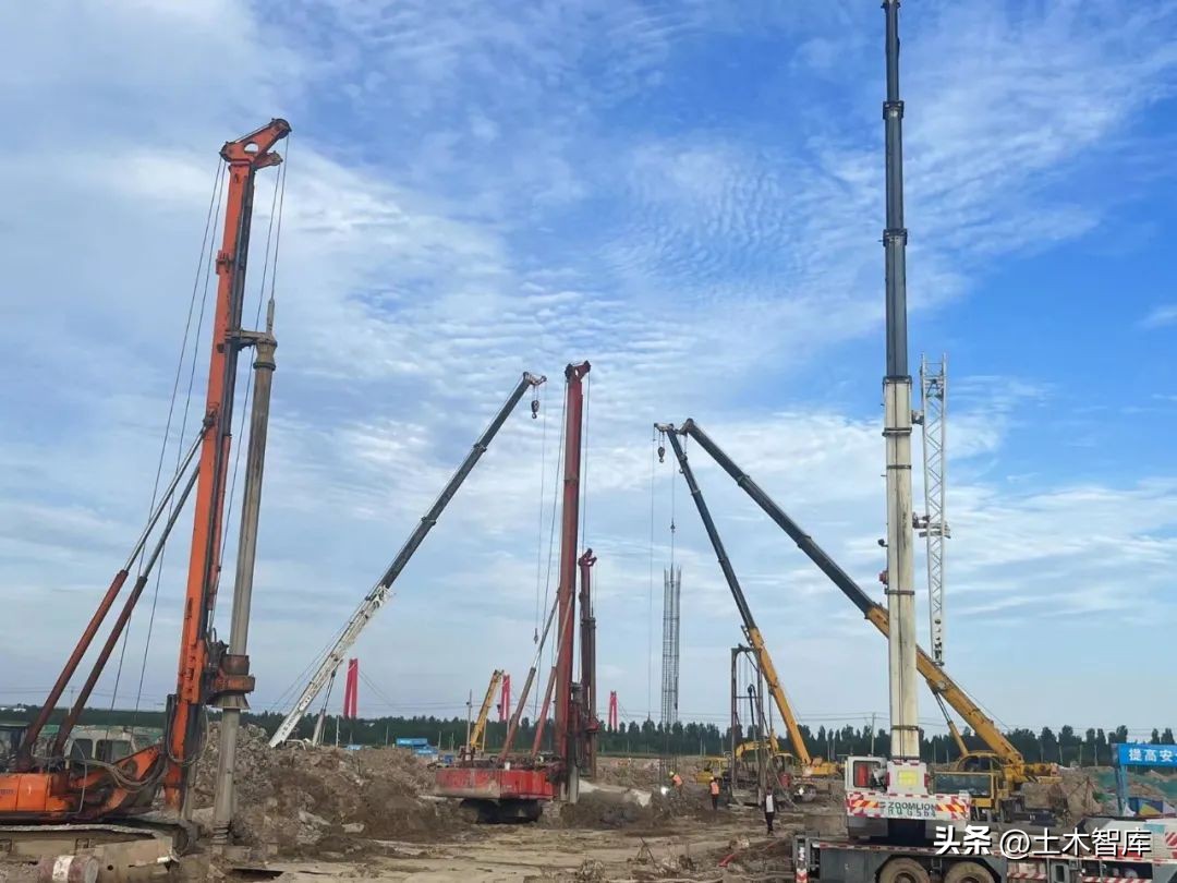 索体、索夹用钢量约2650吨，索结构用量最大足球场之一