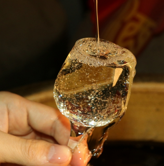 买纯粮食白酒怎么看瓶上标志,买酒时只要有什么标识才是正品酒