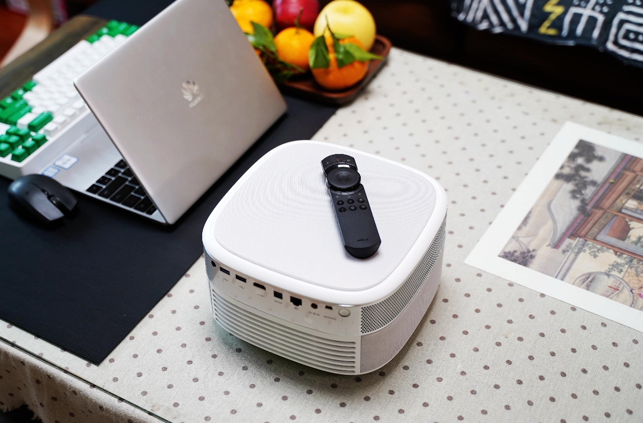 家里没空间怎么放投影仪,坚果智慧墙o1pro超短焦投影仪家用