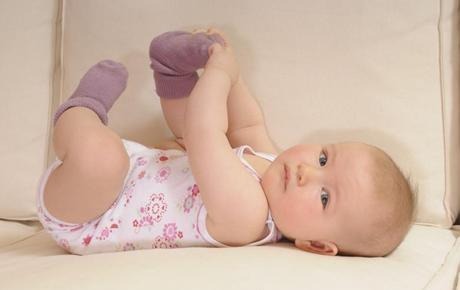 小孩老是光脚有厚袜吗,小孩穿鞋总爱脱