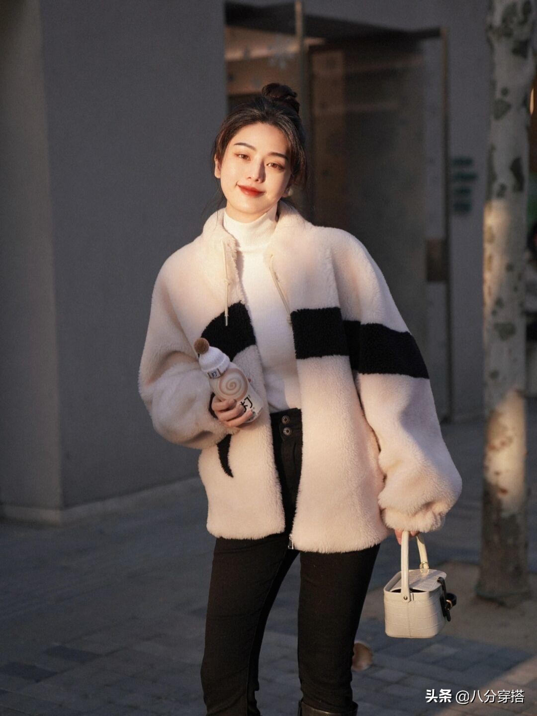 今年最火的羊羔绒外套,羊羔绒外套冬季温柔系穿搭