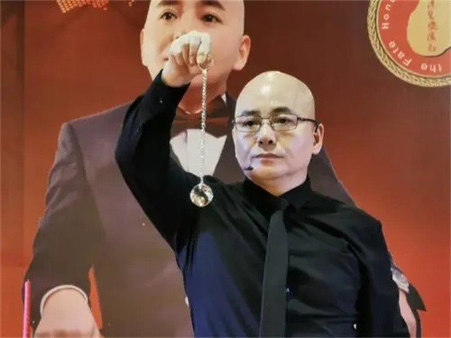 国产催眠大师1秒钟催眠主持人,国外催眠师街头3秒点穴催眠