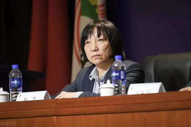 她是女足传奇，被誉为“穿裙子的马拉多纳”曾力排众议誓保水庆霞