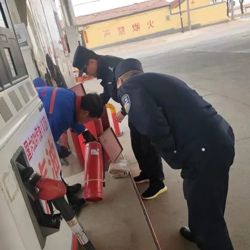 公安在岗守护一方平安,我在岗位上五一我在岗公安不打烊