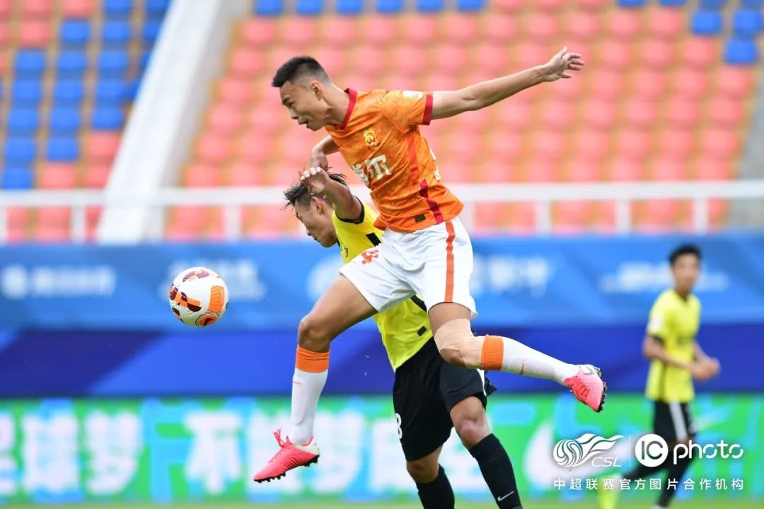 前线丨卡耶维奇、福布斯联袂进球，武汉长江2:1战胜广州队