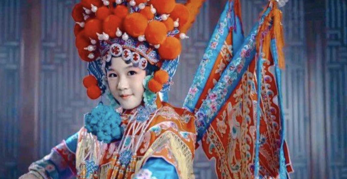 陆毅14岁大女儿获赞最美星二代，才艺令人惊艳，四口人共用一张脸