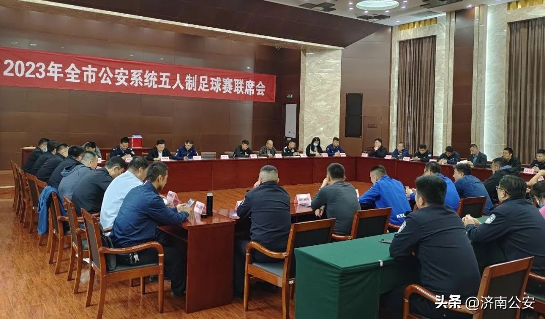 瞧瞧～警察队伍里的“足球小子”！