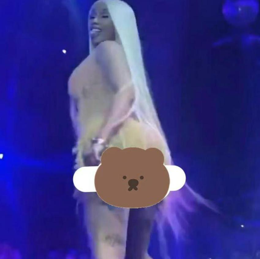 美国女星CardiB惹争议！演唱会上不穿*裤内**，与歌迷互动秀卫生棉条
