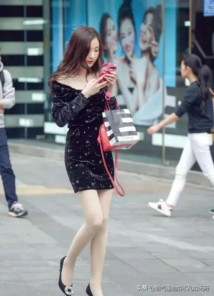 街拍斜肩衣搭配,最新街拍斜肩连衣裙