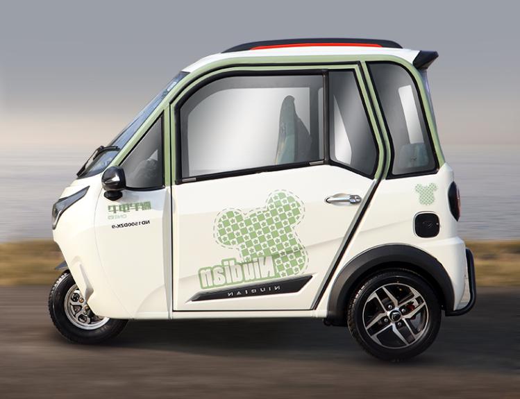 全封闭最新款电动三轮老年代步车,续航最远的老年代步三轮车