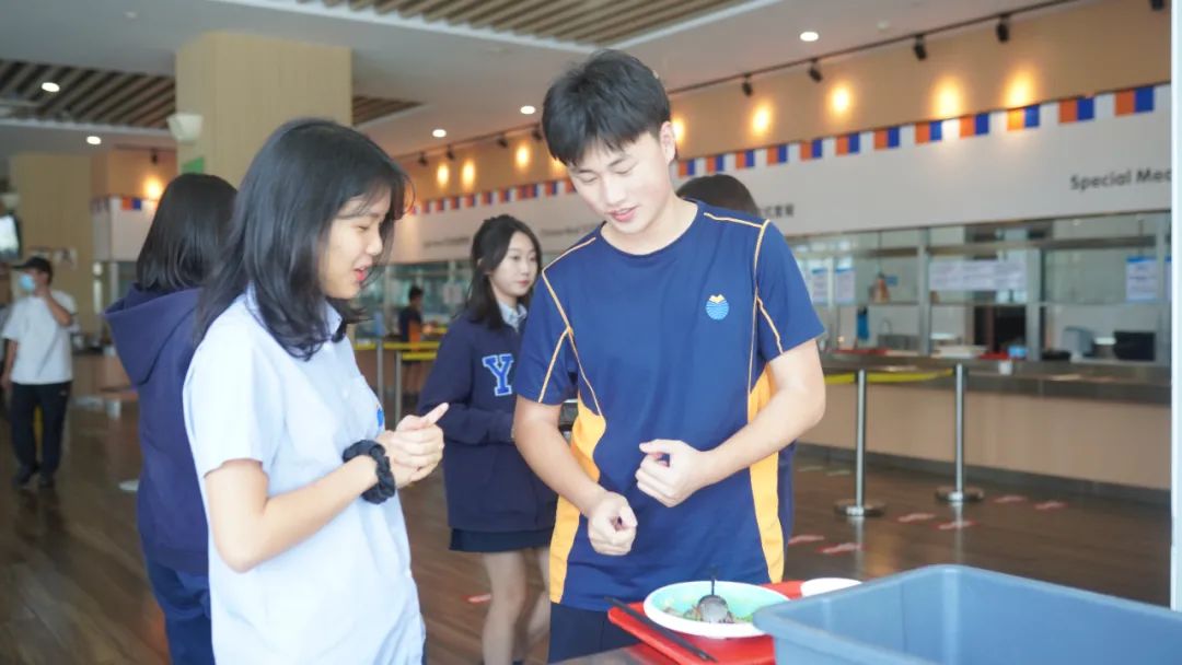 创校生录剑桥、去肯尼亚后变身“食堂警察”，90年历史的学校牛