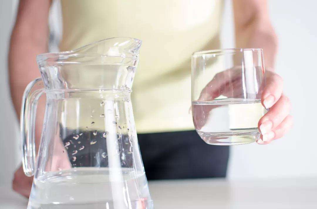 早晨空腹喝淡盐水还是白开水,早上起床喝淡盐水还是白开水好