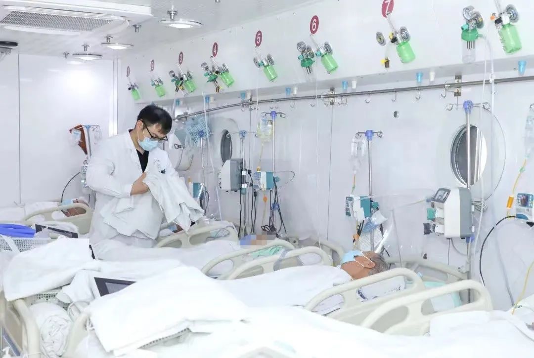 4岁男童从29楼坠落经抢救奇迹生还,四岁男童高空坠落头骨全碎生命缘