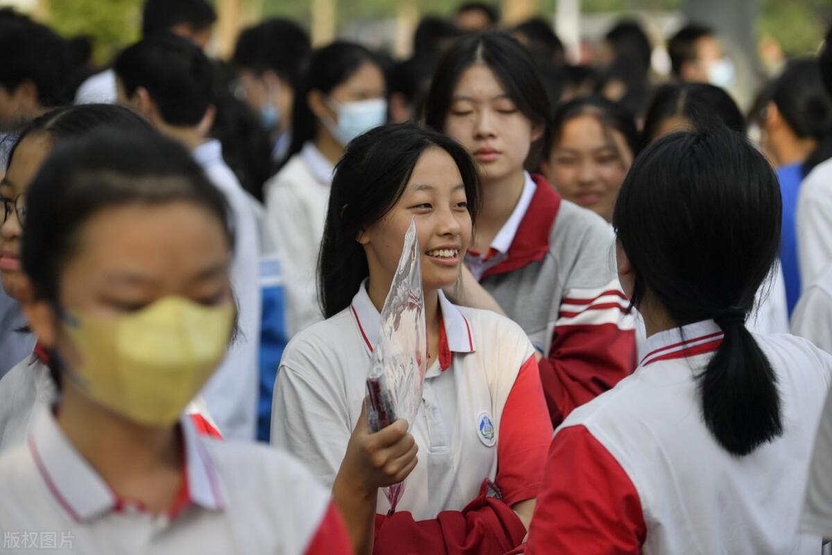 初二数学选万唯基础题还是必刷题,初中数学一本和万唯压轴题哪个好