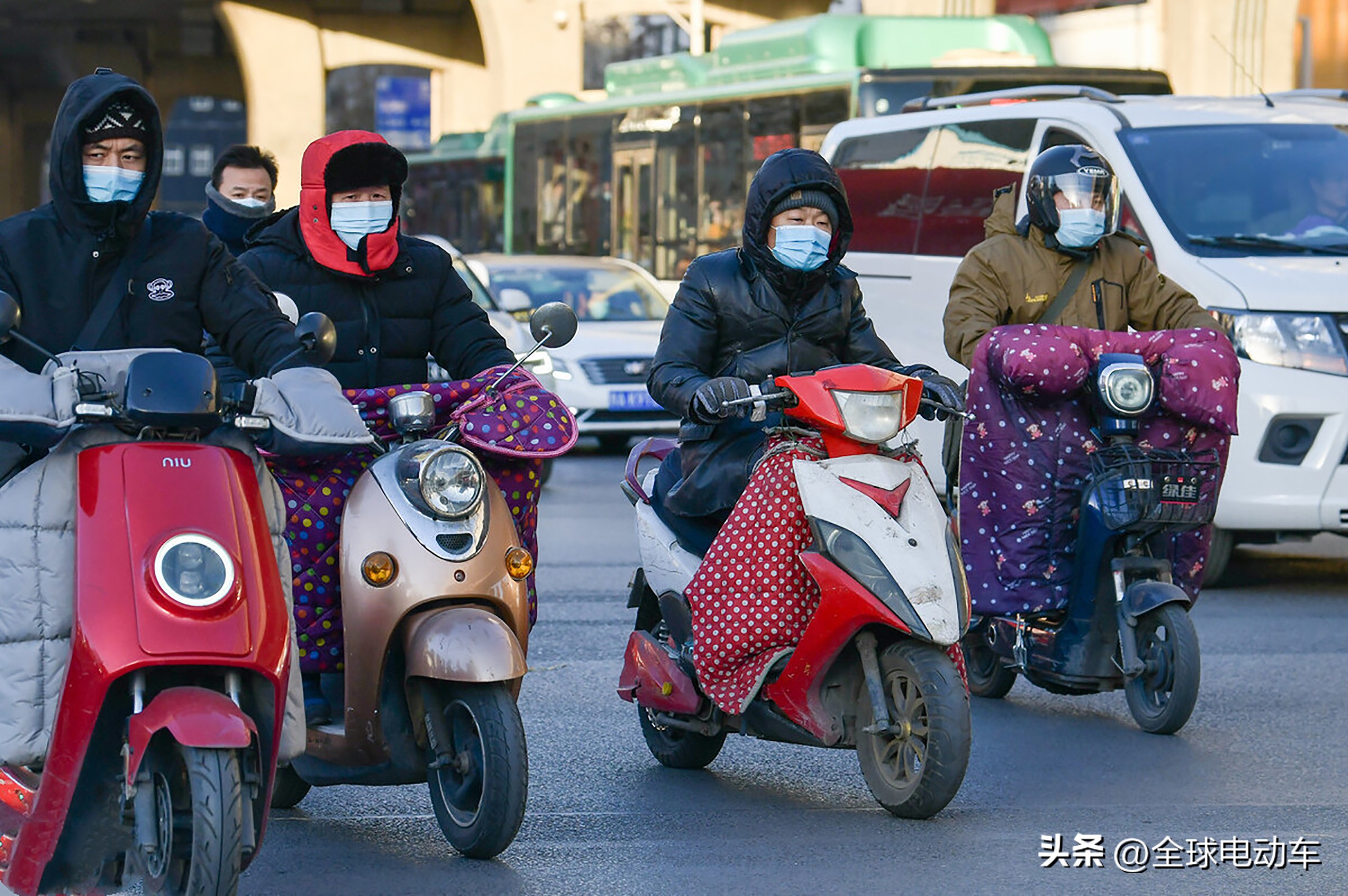 怎么鉴别电动车电瓶是不是翻新,电动车新电瓶和翻新电瓶怎么区分