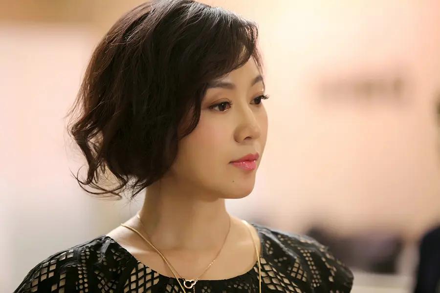 女子割双眼皮失败像瞪眼,女明星割双眼皮对比照