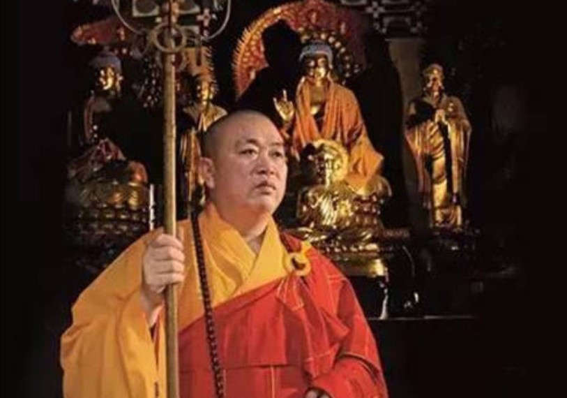 少林寺释永信一年收入多少钱,现在释永信方丈为什么不披袈裟