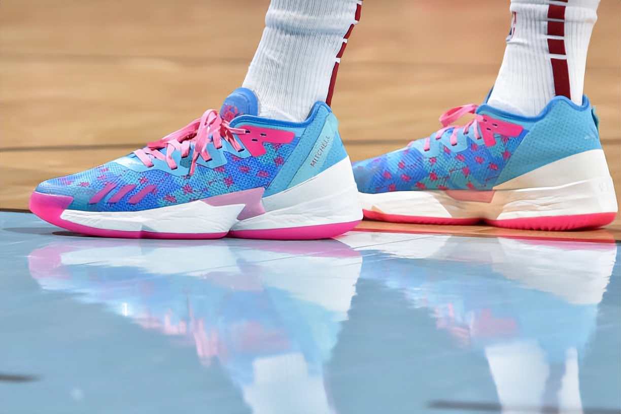 nba上脚欧文low3,凯里欧文上脚欧文五球员配色